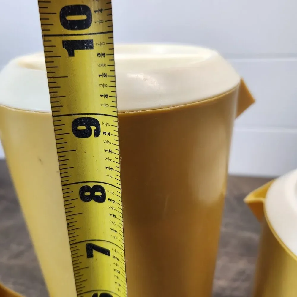 2 Vtg Rubbermaid Pitchers Harvest Gold 2 1/4 qt J2445 & 1 1/2 qt 2745 White Lids
